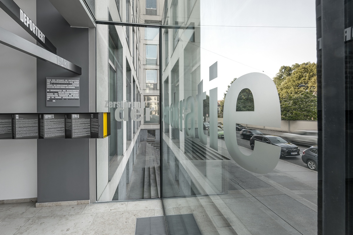 Dauerausstellung "Schaltstelle des Terrors" - Blick durch das Fenster mit der Aufschrift: Zerst&ouml;rung der Demokratie &copy; Klaus Pichler