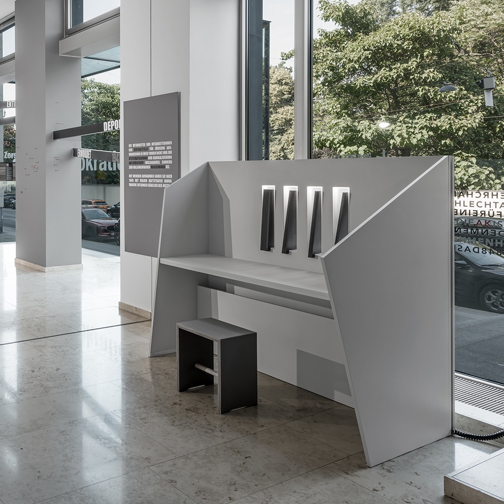 Dauerausstellung "Schaltstelle des Terrors" - Koje mit Texttafeln &copy; Klaus Pichler