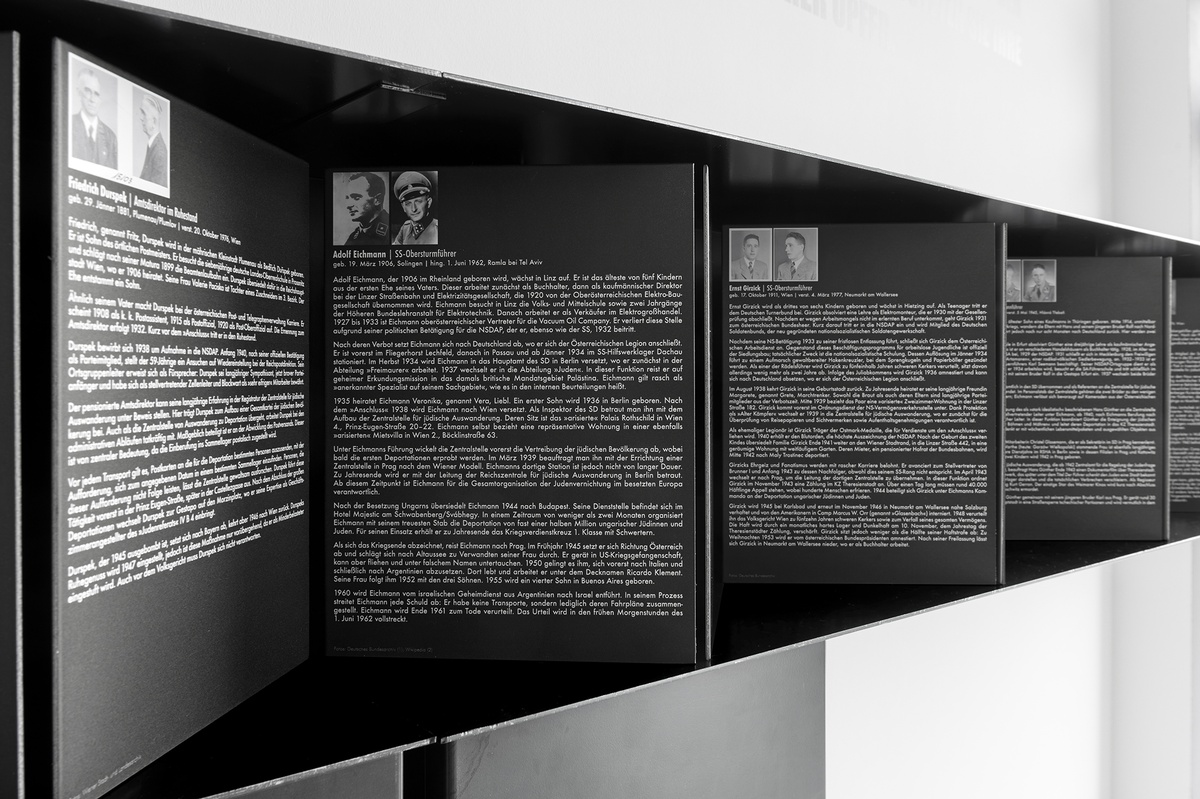 Leporello von Tafeln mit T&auml;ter:innenbiografien &copy; Klaus Pichler