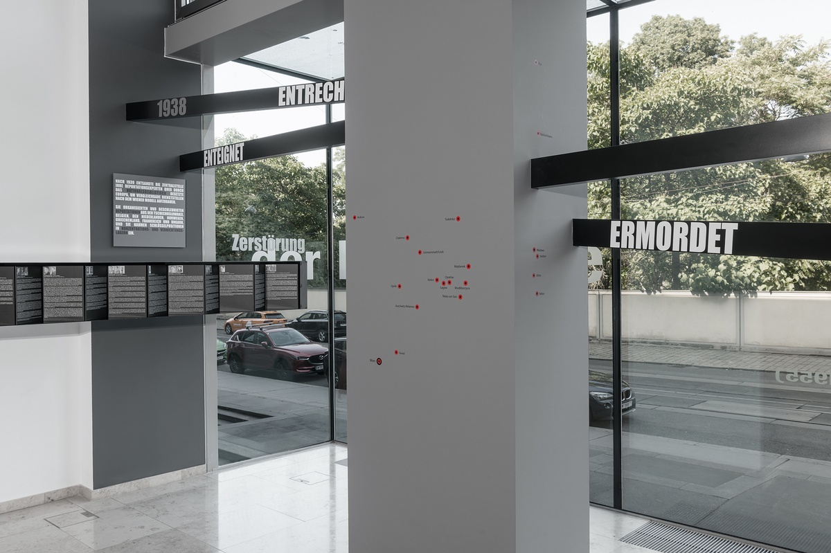 Dauerausstellung "Schaltstelle des Terrors" - Blick auf S&auml;ule mit Orten &copy; Klaus Pichler