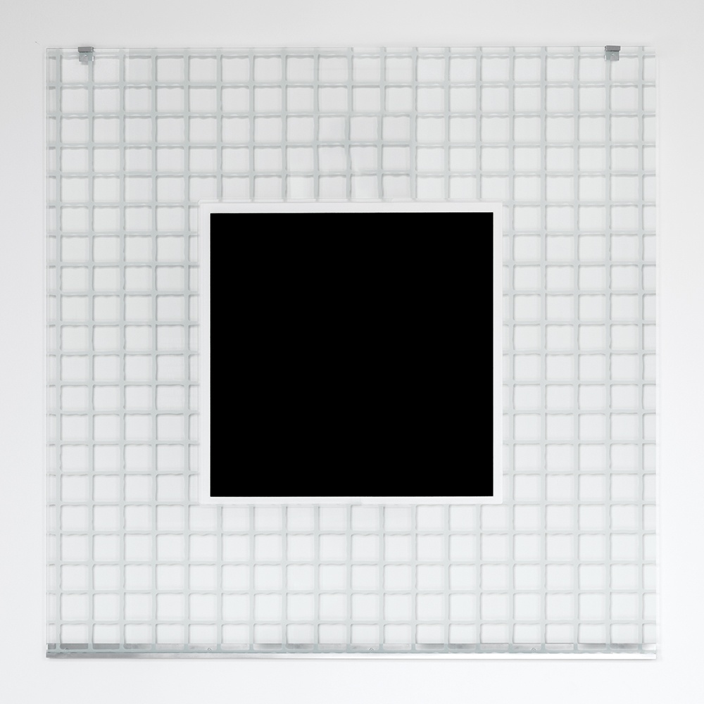 schwarzes Quadrat im Zentrum eines wei&szlig;en Gitterrahmens &copy; Klaus Pichler