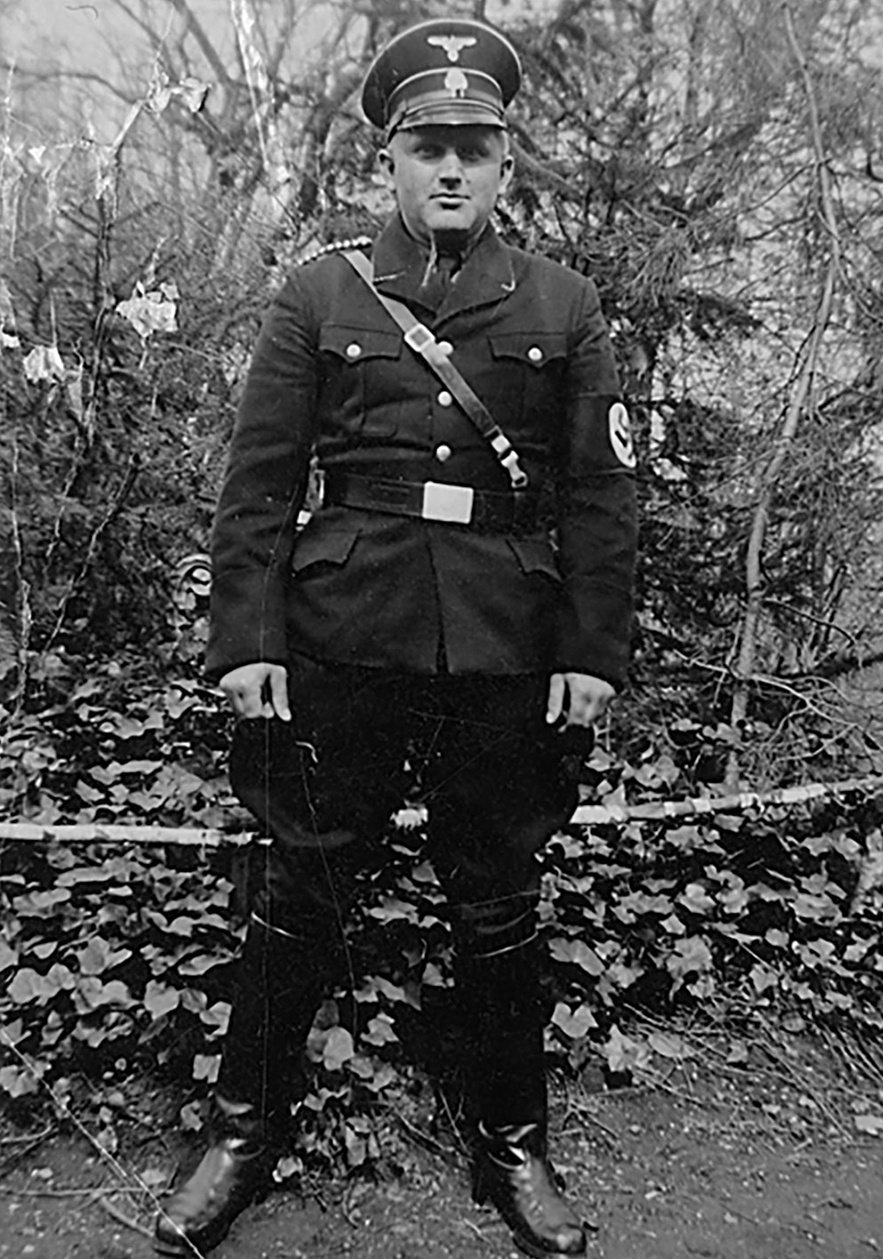 Totale von Mann in Uniform und SS-M&uuml;tze auf dem Kopf. &copy; &Ouml;StA