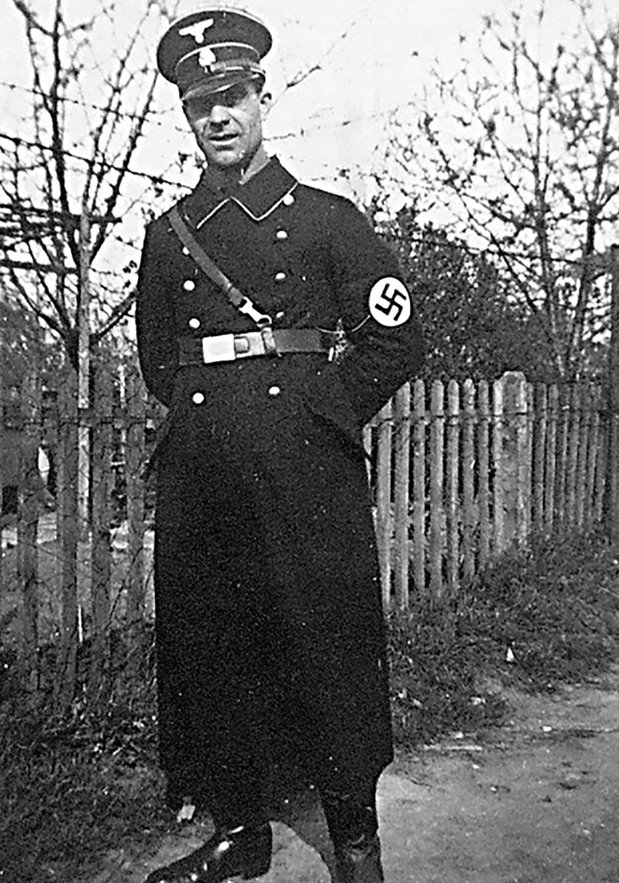 Totale von Mann mit Uniform, Hakenkreuzbinde und SS-M&uuml;tze. &copy; Deutsches Bundesarchiv