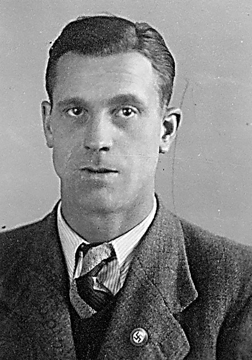 Mann in Anzug mit Hakenkreuz Pin am Sakko &copy; Deutsches Bundesarchiv