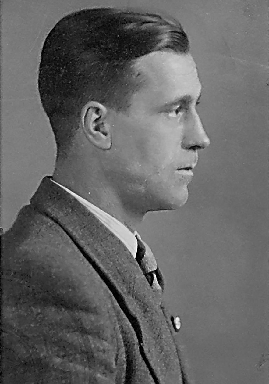 Mann in Profil im Anzug mit Hakenkreuz-Pinnadel. &copy; Deutsches Bundesarchiv