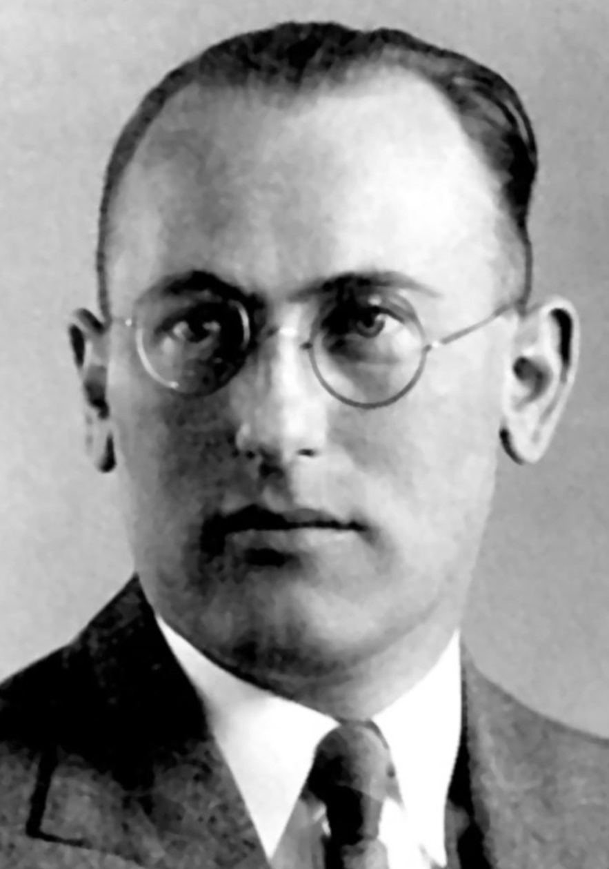 Mann mit Brille und Anzug &copy; Wikipedia