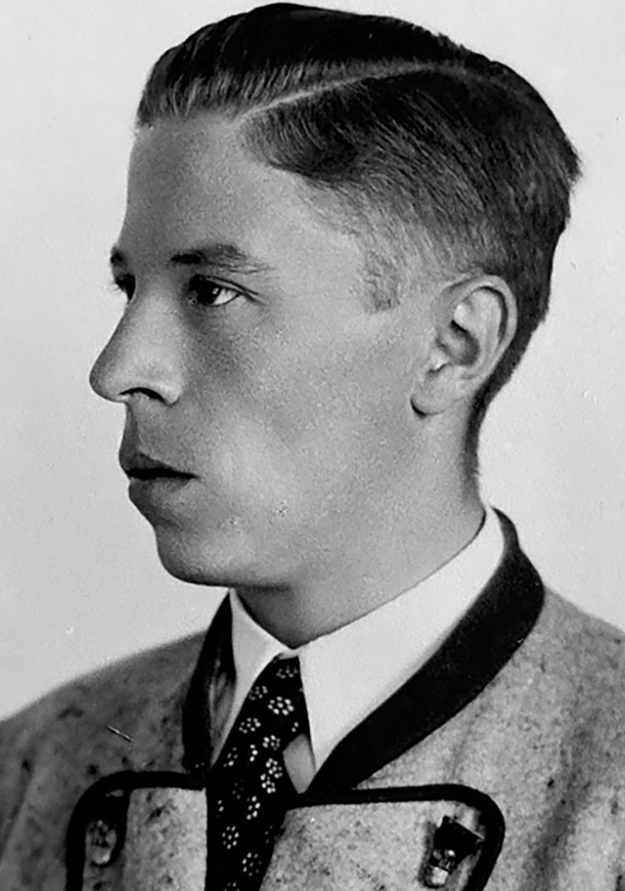 Junger Mann mit Hemd, Krawatte und Trachtenjacke in Halbprofil &copy; Deutsches Bundesarchiv