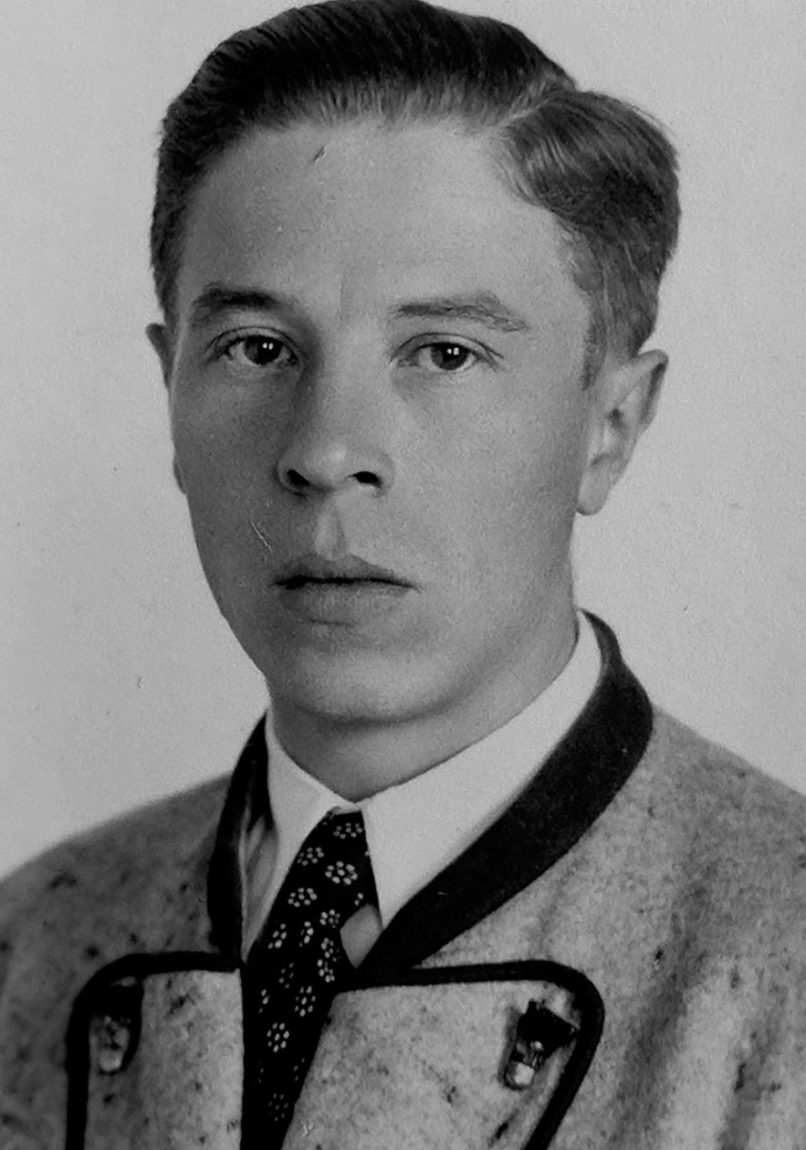 Junger Mann mit Hemd, Krawatte und Trachtenjacke in Halbprofil, Blick zur Kamera &copy; Deutsches Bundesarchiv