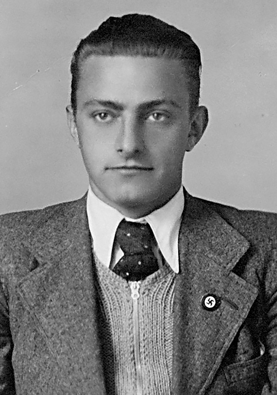 Frontalaufnahme eines jungen Mannes mit Anzug und Hakenkreuz-Pinnadel. &copy; Deutsches Bundesarchiv
