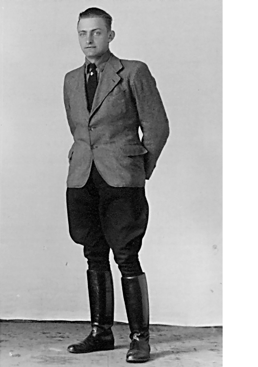 Mann mit Reitstiefeln, weiten Hosen, Hemd, Krawatte und Sakko. &copy; Deutsches Bundesarchiv