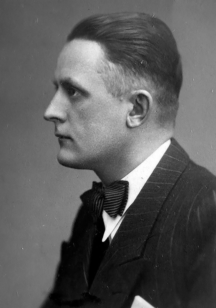 Profilaufnahme eines Mannes in Nadelstreifenanzug, wei&szlig;em Hemd und Nadelgestreifter Fliege. &copy; Deutsches Bundesarchiv