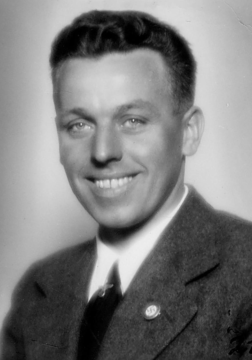 Mann mit Anzug mit Hakenkreuz-Pinnadel l&auml;chelt in die Kamera. &copy; &Ouml;StA