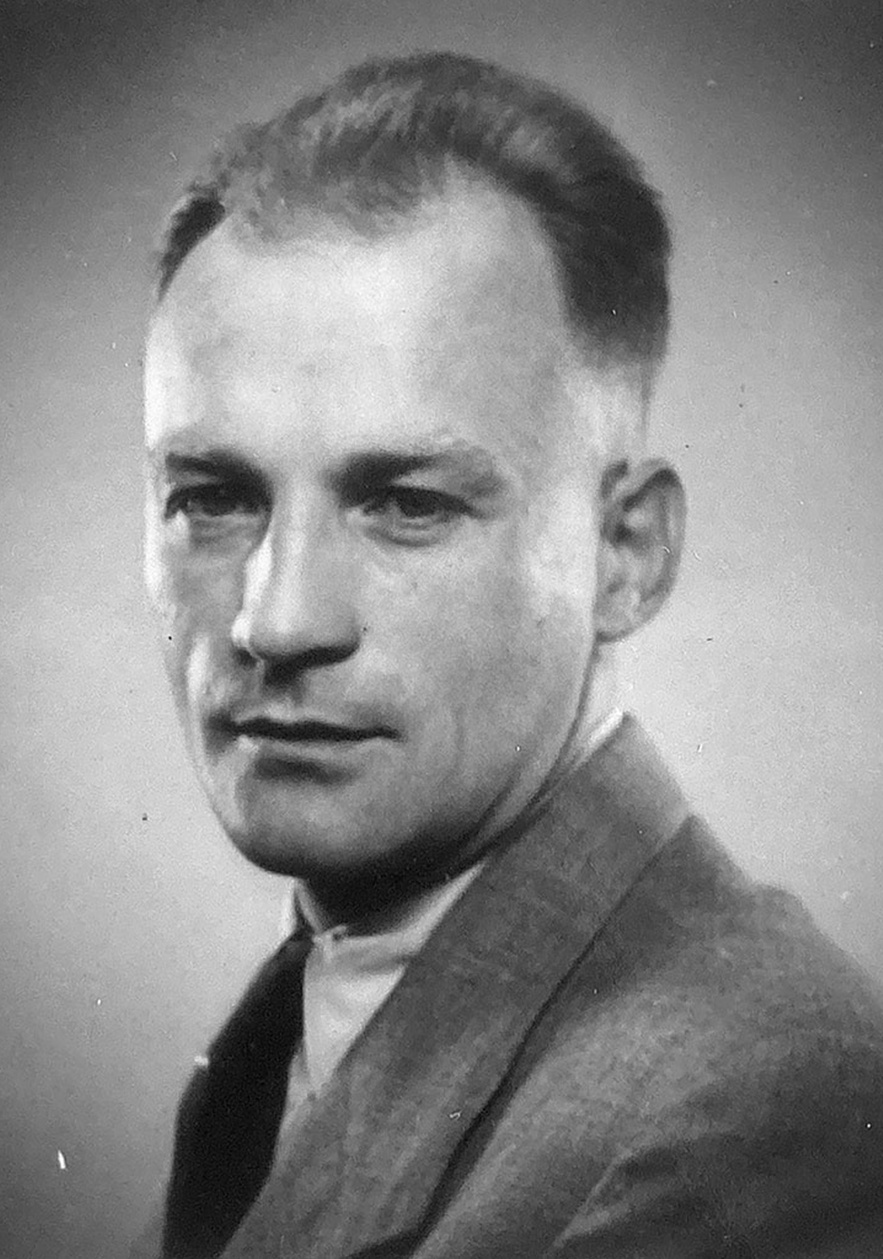 Halbprofil von Mann mit Anzug, Krawatte und wei&szlig;em Hemd, Blickrichtung nach Vorne &copy; Deutsches Bundesarchiv