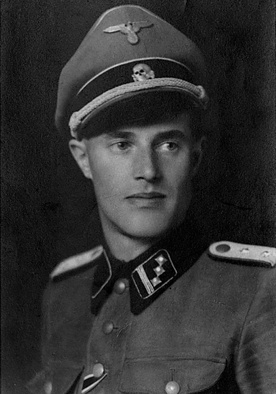 Mann mit Uniform und SS-M&uuml;tze halbprofil nach links, blickt rechts an Betrachter:in vorbei &copy; VWI