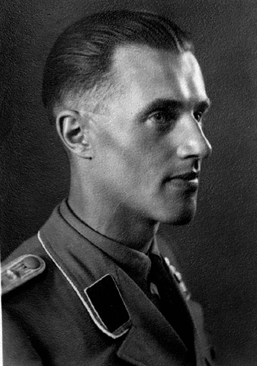 Mann mit Uniform, Halbprofil nach rechts, blickt geradeaus. &copy; VWI