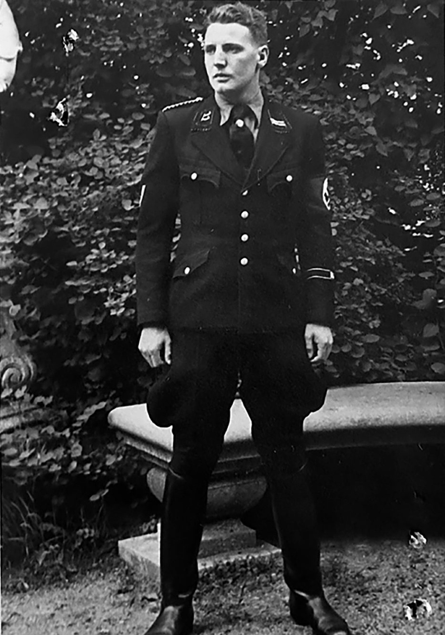 Totale von Mann in Uniform, Hakenkreuzbinde am linken Arm, Anstecker (vmtl. mit Hakenkreuz, nicht genau zu erkennen) unter dem Krawattenknoten, Blick links vorbei an der Kamera. &copy; Deutsches Bundesarchiv