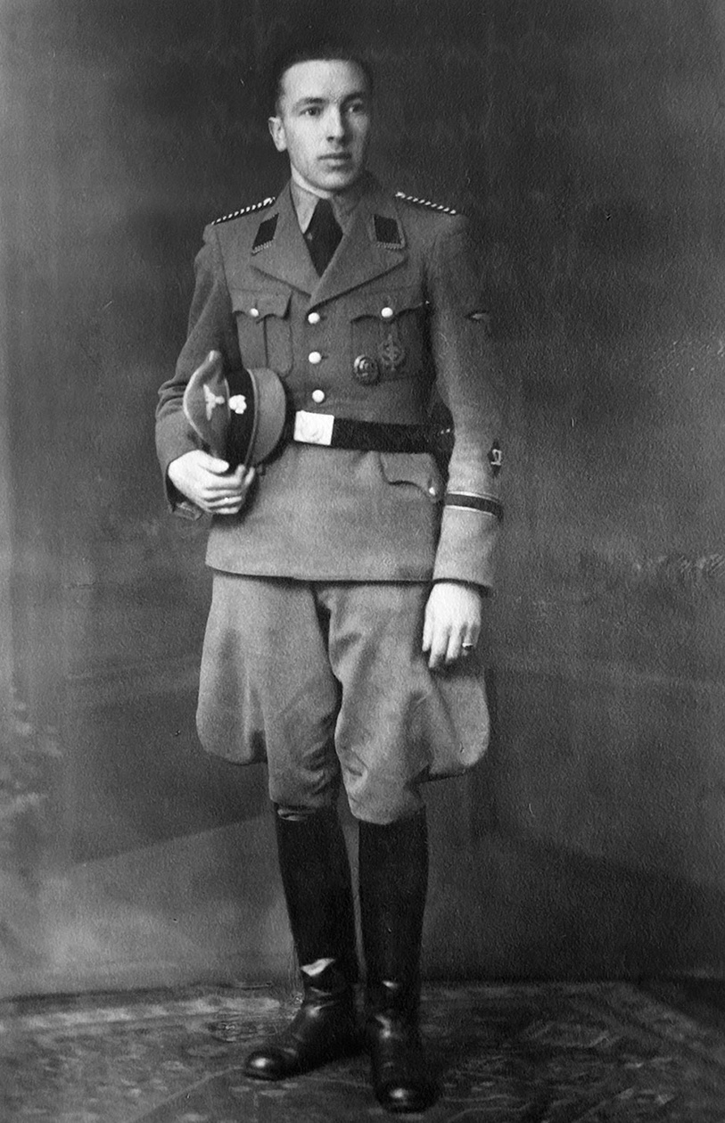 Totale von Mann in Uniform mit Lederstiefeln, blickt rechts an der Kamera vorbei &copy; Deutsches Bundesarchiv