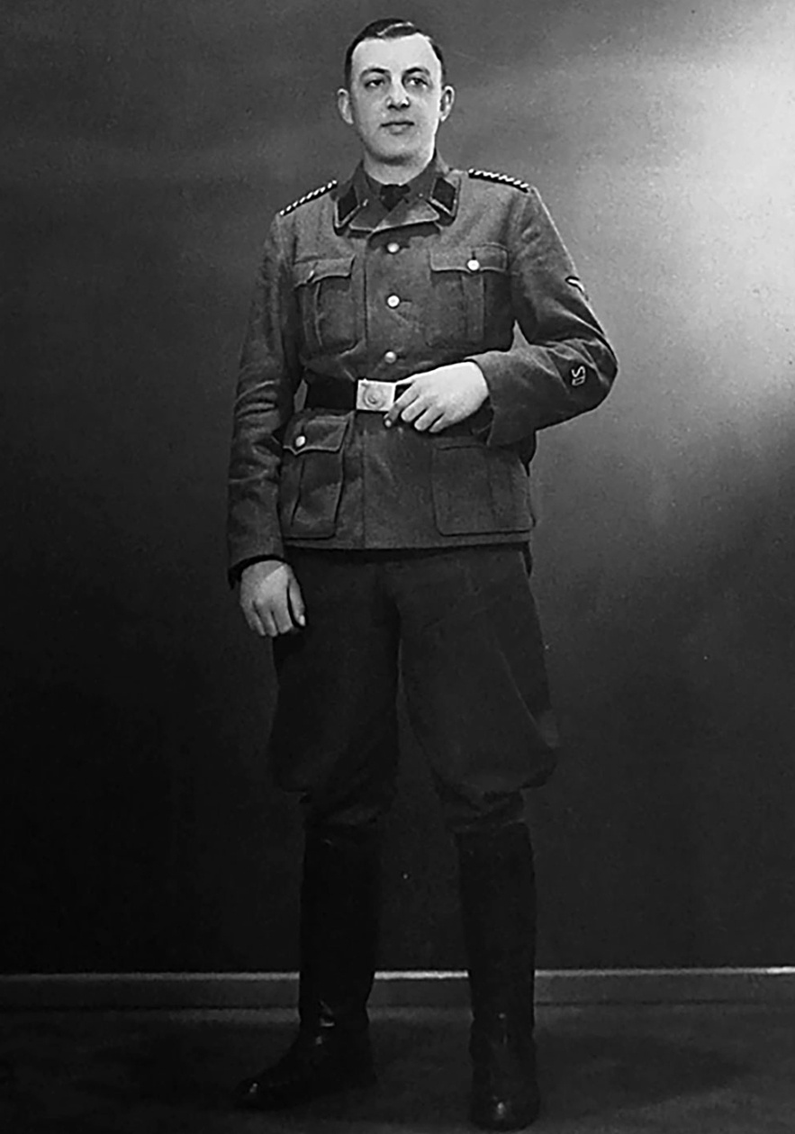 Totale von Mann mit Uniform und Lederstiefeln, blickt rechts an der Kamera vorbei. &copy; Wiener Stadt- und Landesarchiv