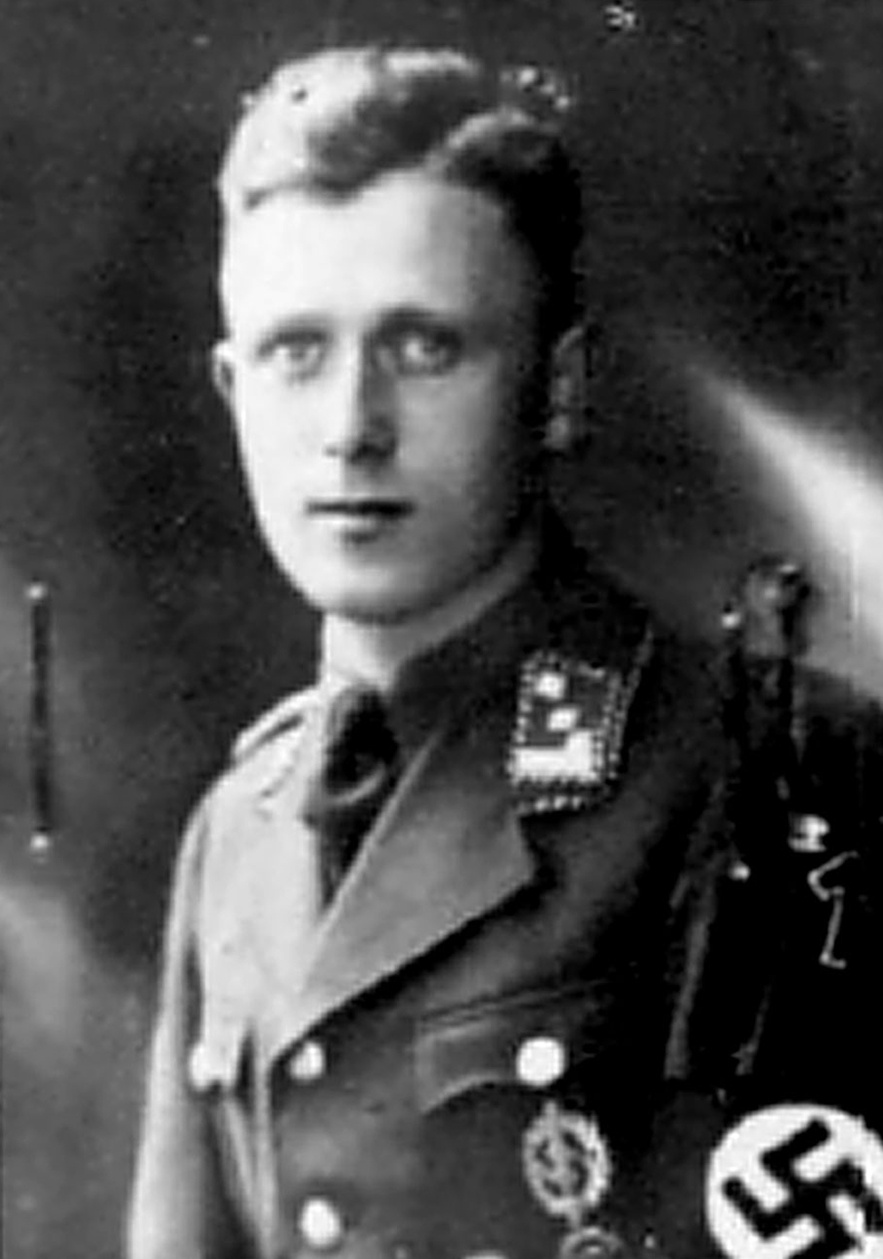 Halbprofil, junger Mann mit Uniform, Hakenkreuzbinde am linken Arm, Blick zur Kamera &copy; Deutsches Bundesarchiv