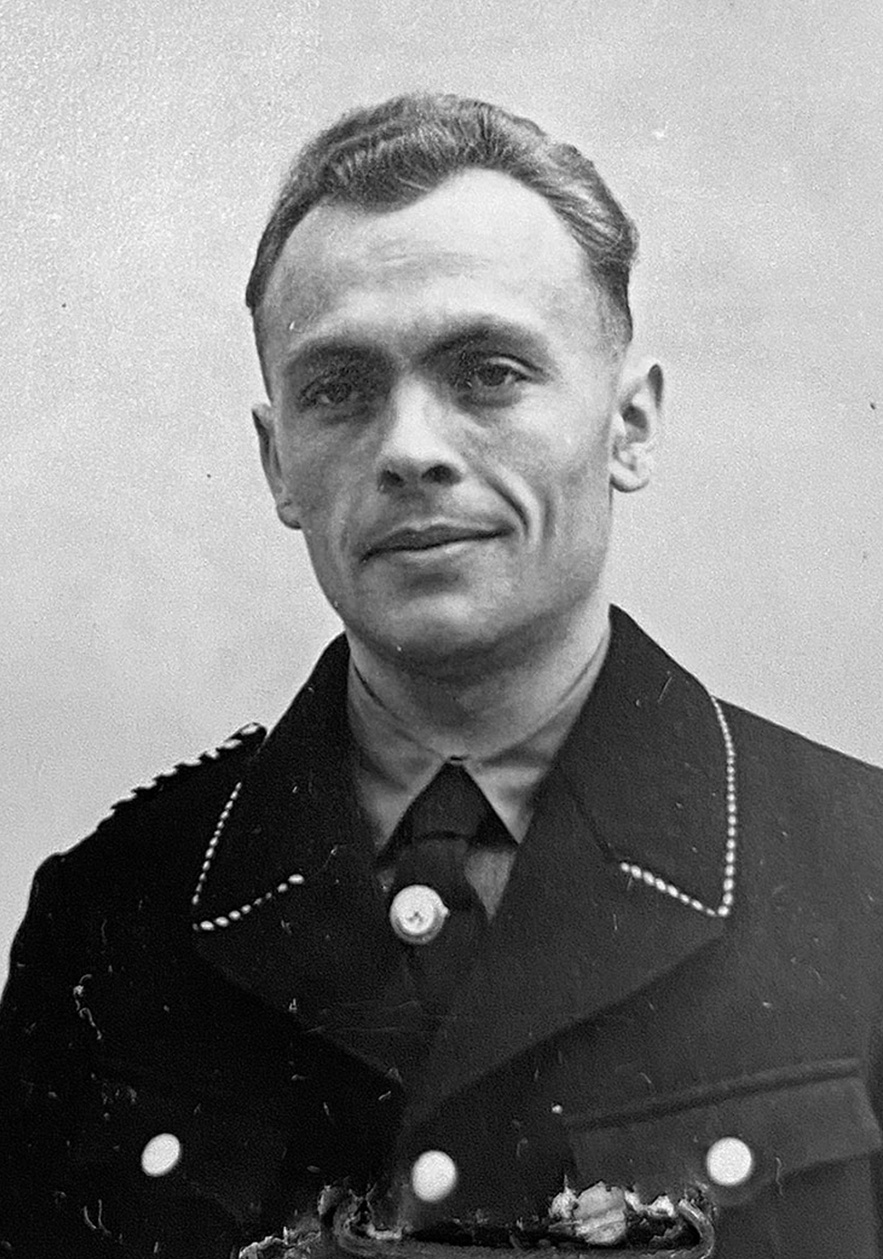 Frontalaufnahme von Mann mit Uniform, unter dem Krawattenkonten ist eine Hakenkreuz-Pinnadel. &copy; &Ouml;sterreichisches Staatsarchiv