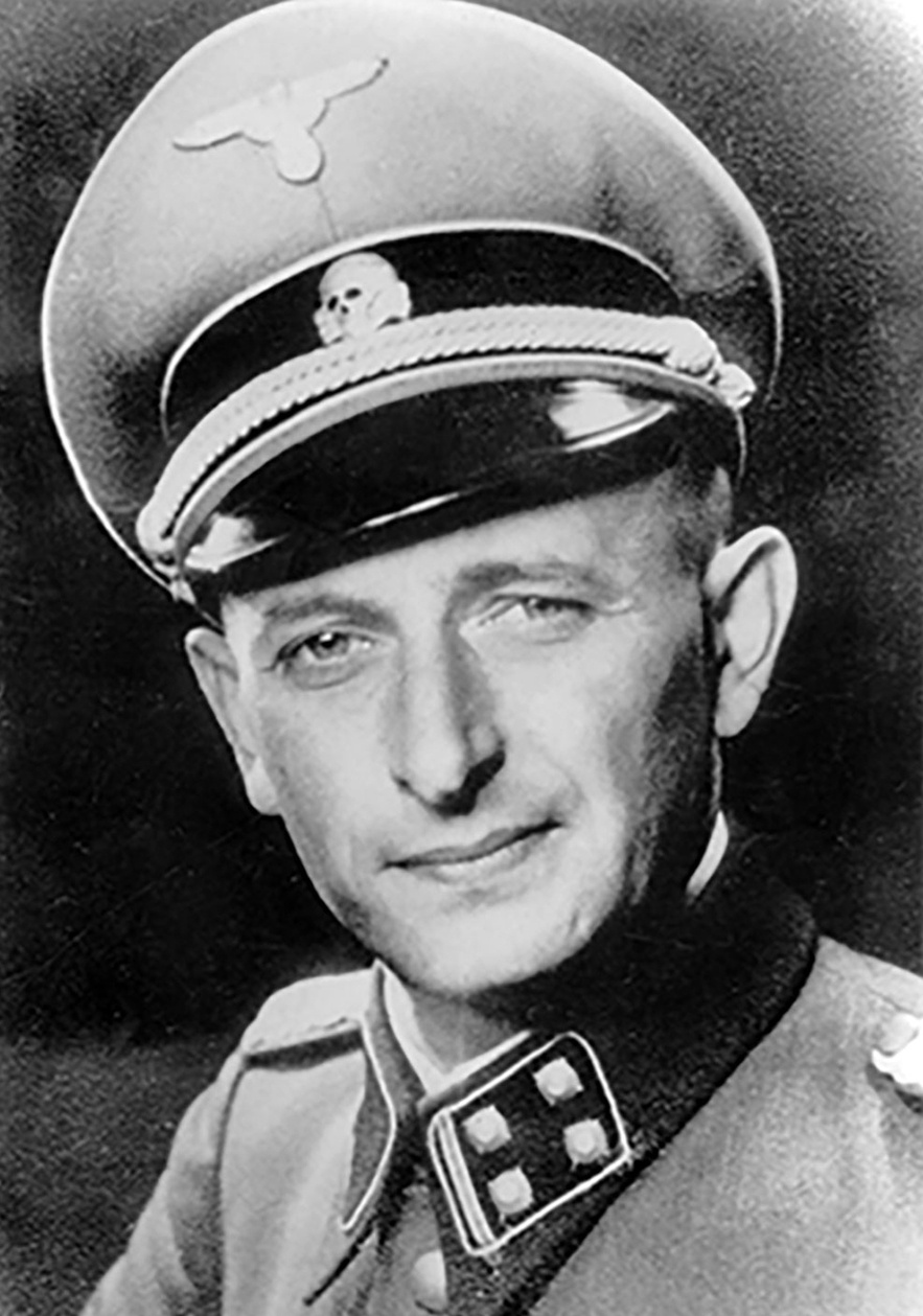 Halbprofil von Mann mit Uniform und SS-M&uuml;tze, blickt zur Kamera. &copy; Wikipedia, Commons