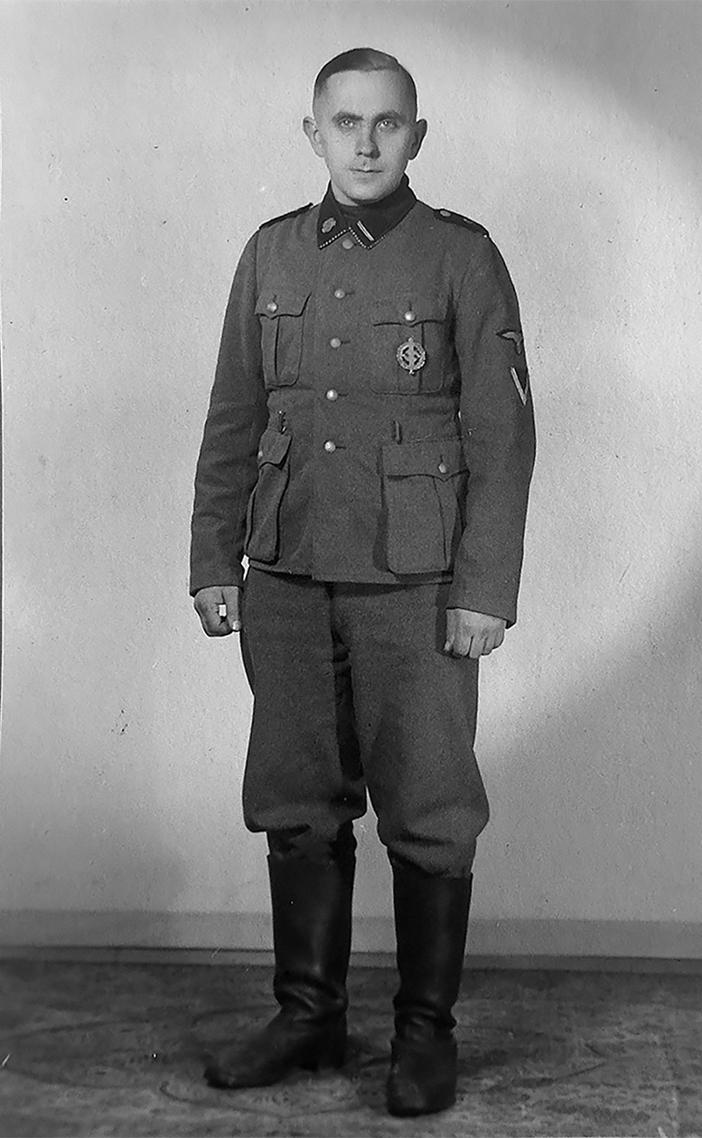 Totale von Mann in Uniform und Lederstiefeln. &copy; Deutsches Bundesarchiv