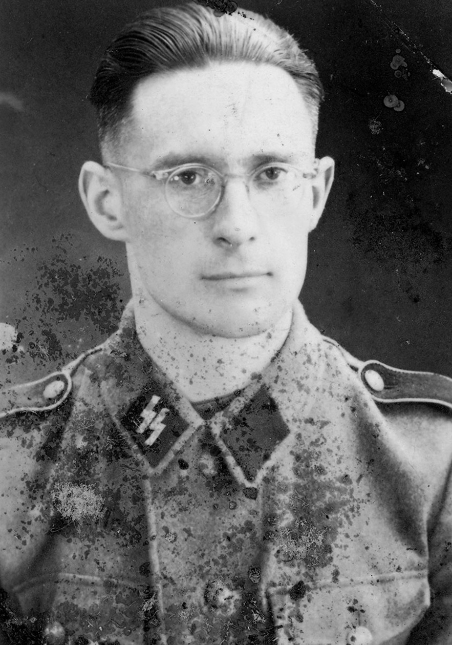 Frontralportrait von Mann in Uniform, runde Brille mit hellem Gestell, SS am Hemdkragen. Blick rechts an der Kamera vorbei. &copy; Wiener Stadt- und Landesarchiv