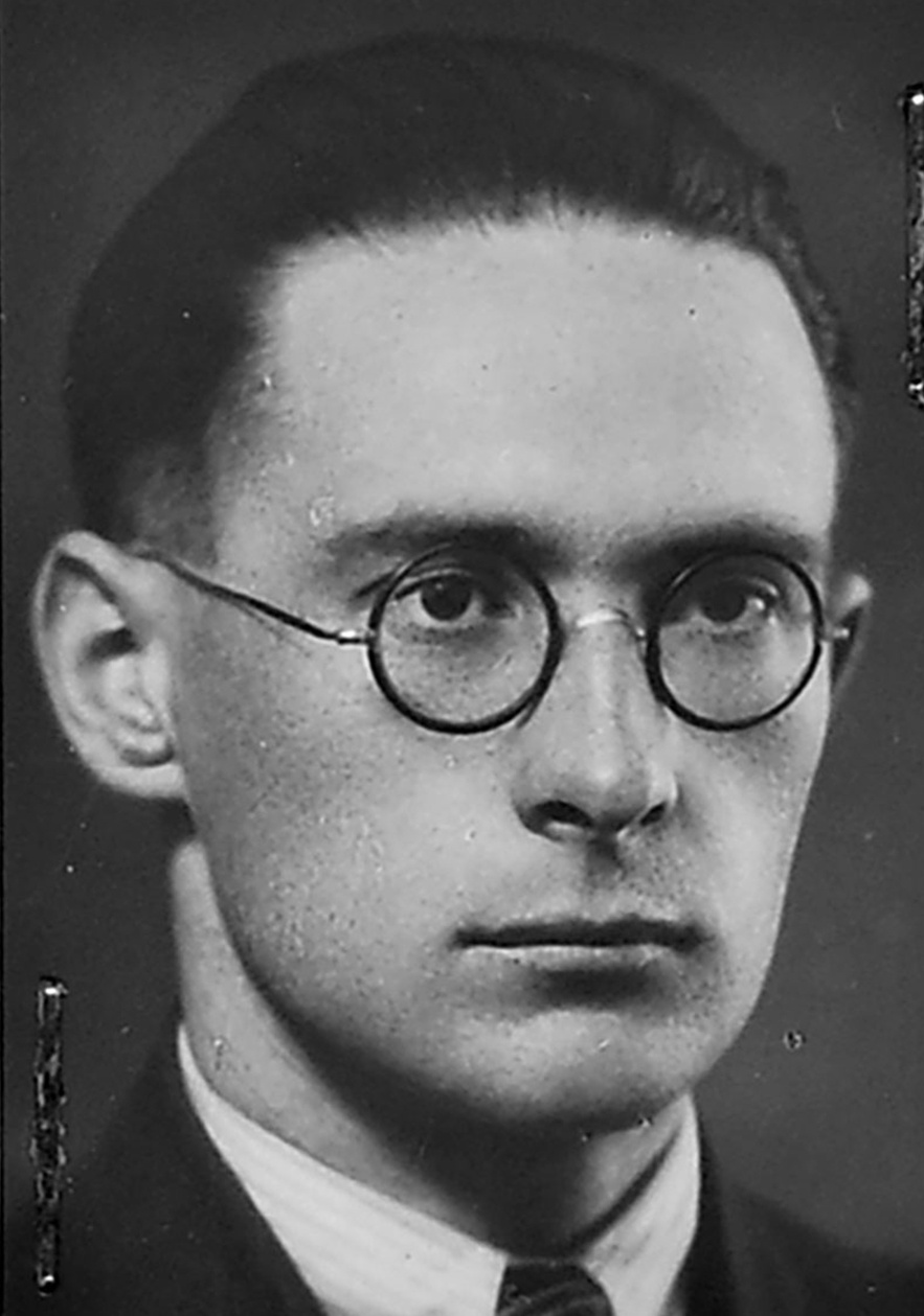 Mann in dunklem Anzug mit runder Brille mit dunklem Gestell, wei&szlig;es, leicht gestreiftes Hemd, Krawatte. Blick rechts an der Kamera vorbei. &copy; Deutsches Bundesarchiv