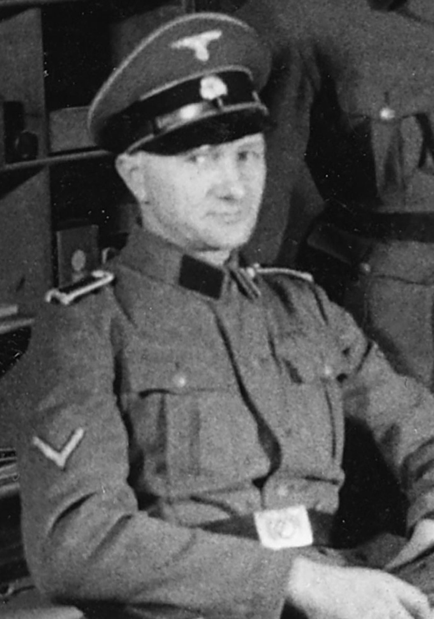 Mann in Uniform mit SS-M&uuml;tze auf, sitzend. &copy; Wiener Stadt- und Landesarchiv