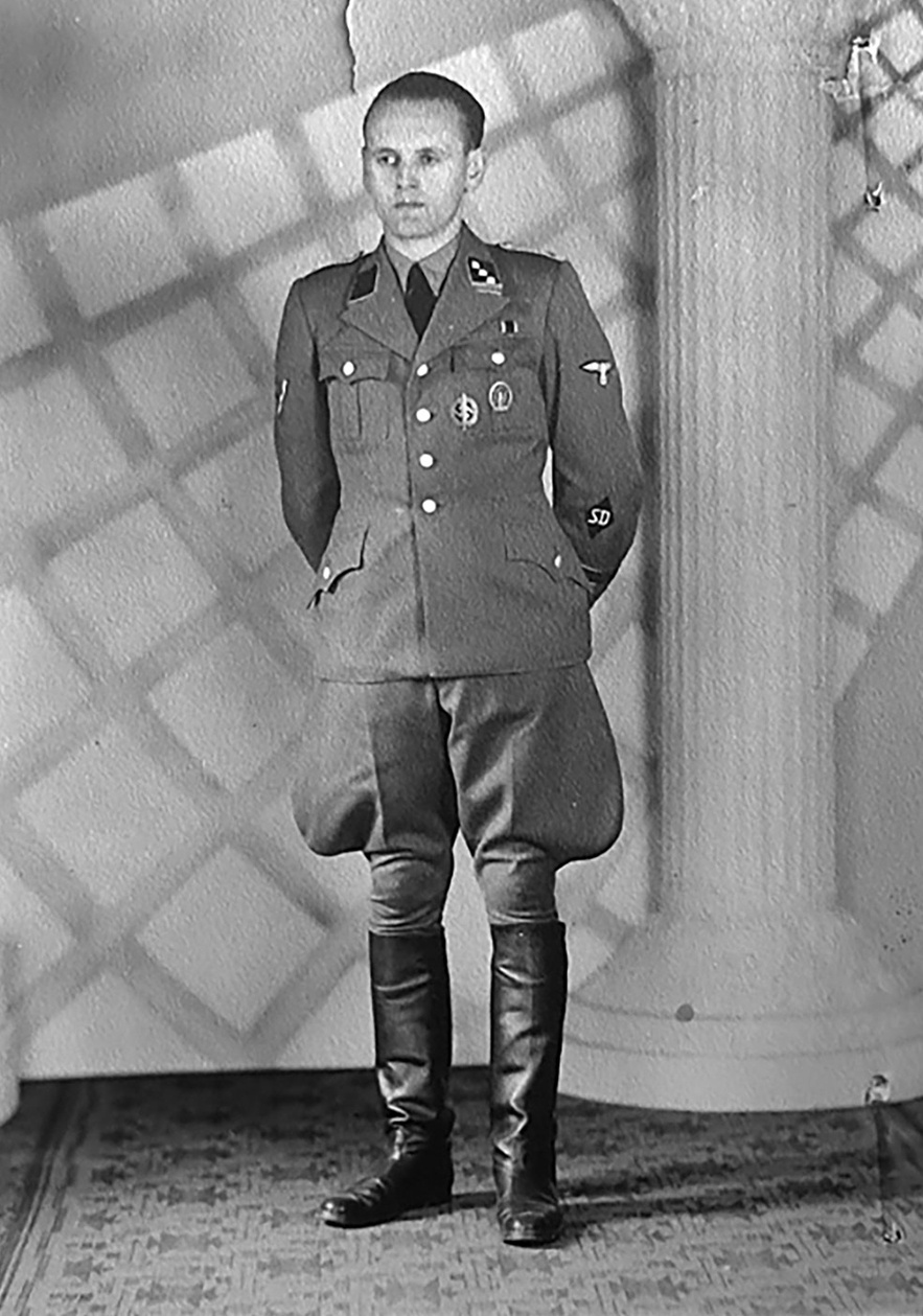 Totale eines Mannes mit Uniform, Lederstiefeln und SD-Markierung am linken Arm. Blickt nach links von der Kamera aus. &copy; Deutsches Bundesarchiv