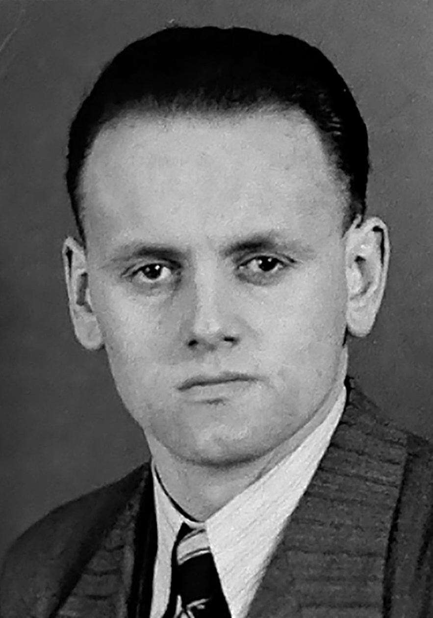 Portrait eines Mannes in Nadelstreifenanzug, mit wei&szlig;em schmalgestreiften Hemd und gestreifter Krawatte. Blick zur Kamera. &copy; Deutsches Bundesarchiv