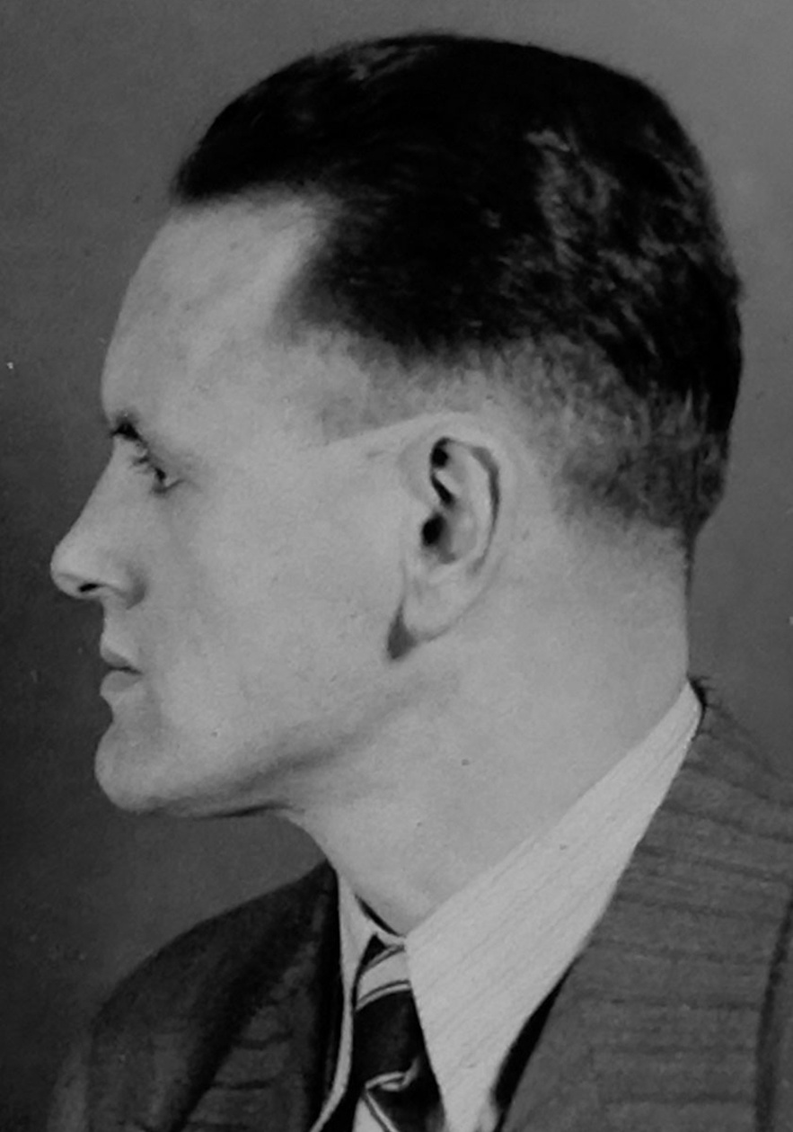 Profilaufnahme eines Mannes in Nadelstreifenanzug, mit wei&szlig;em schmalgestreiften Hemd und gestreifter Krawatte. &copy; Deutsches Bundesarchiv