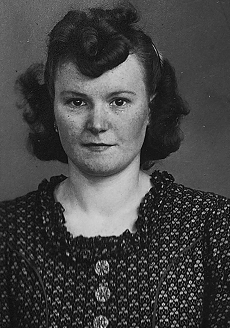 Frau mit circa kinnlangen, dunklen, vermutlich braunen, Locken, Sommersprossen, gemustertem Kleid mit anger&uuml;schtem Kragen und Kn&ouml;pfen vorne. Blickt zur Kamera. &copy; Wiener Stadt- und Landesarchiv