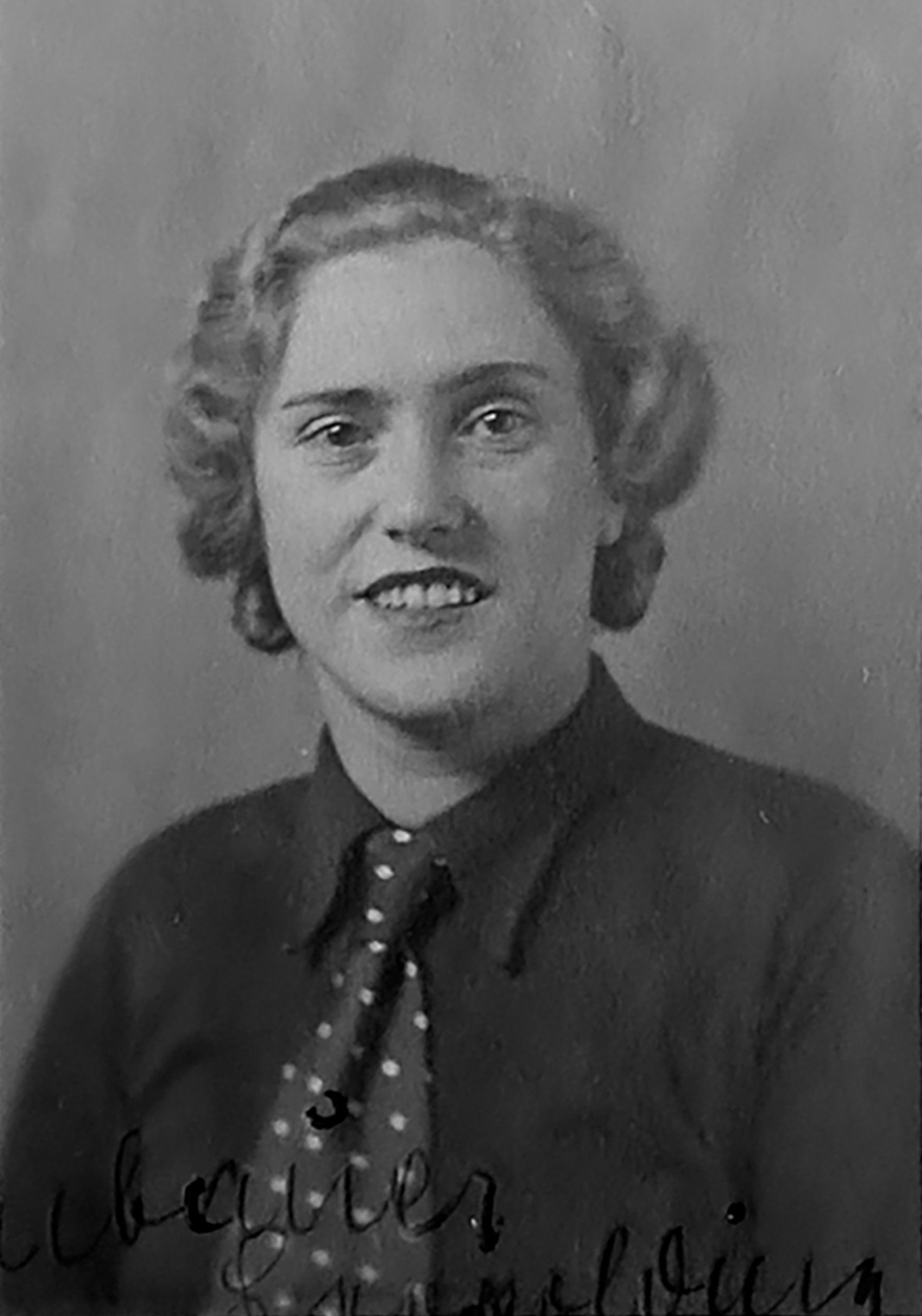 Frau mit nackenlangen blonden Locken, dunklem Hemd und gepunkteter Krawatte. Blick zur Kamera. &copy; Deutsches Bundesarchiv