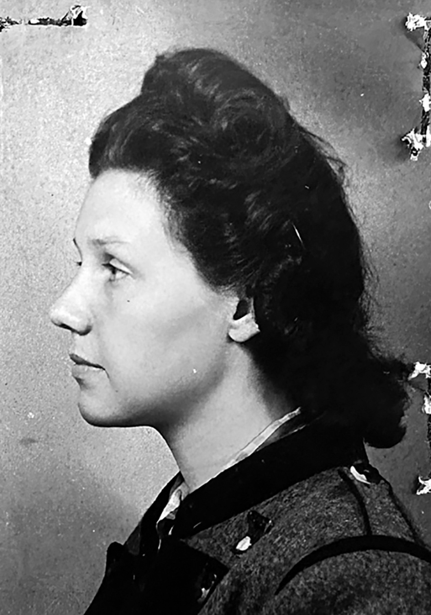 Profil von Frau in Trachtensakko, mit Bluse darunter, braune Locken fast schulterlang &copy; Deutsches Bundesarchiv