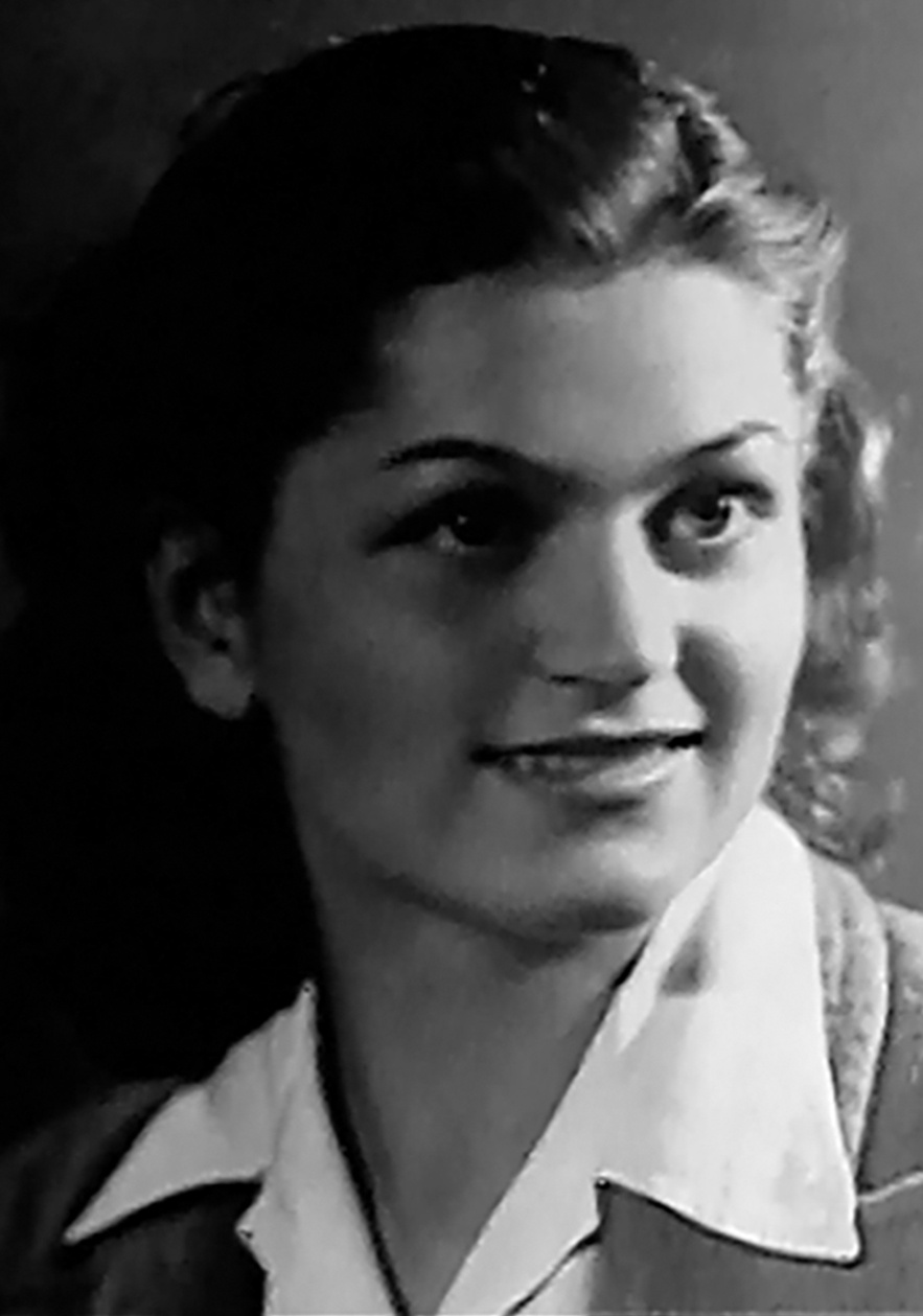 Frau in grauem Sakko, wei&szlig;em Hemdkragen, blonden Locken, ca. Schulterlang. &copy; Filmstill aus I met Adolf Eichmann (BBC, 2002), Courtesy of Peter Kessler