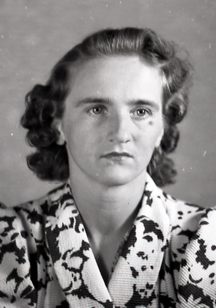 Frau mit etwa kinnlangen braunen Locken, schwarz-wei&szlig; gemustertem Blazer, blickt rechts an der Kamera vorbei. &copy; Privat