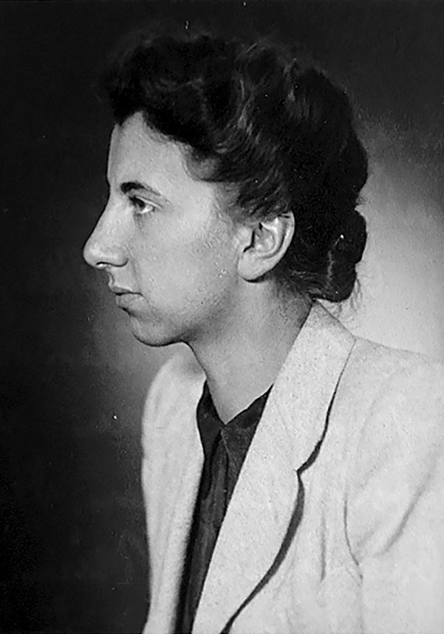 Profil von einer Frau mit hellem Sakko, schwarzer zugekn&ouml;pfter Bluse, dunklen hochgesteckten Locken. &copy; Deutsches Bundesarchiv