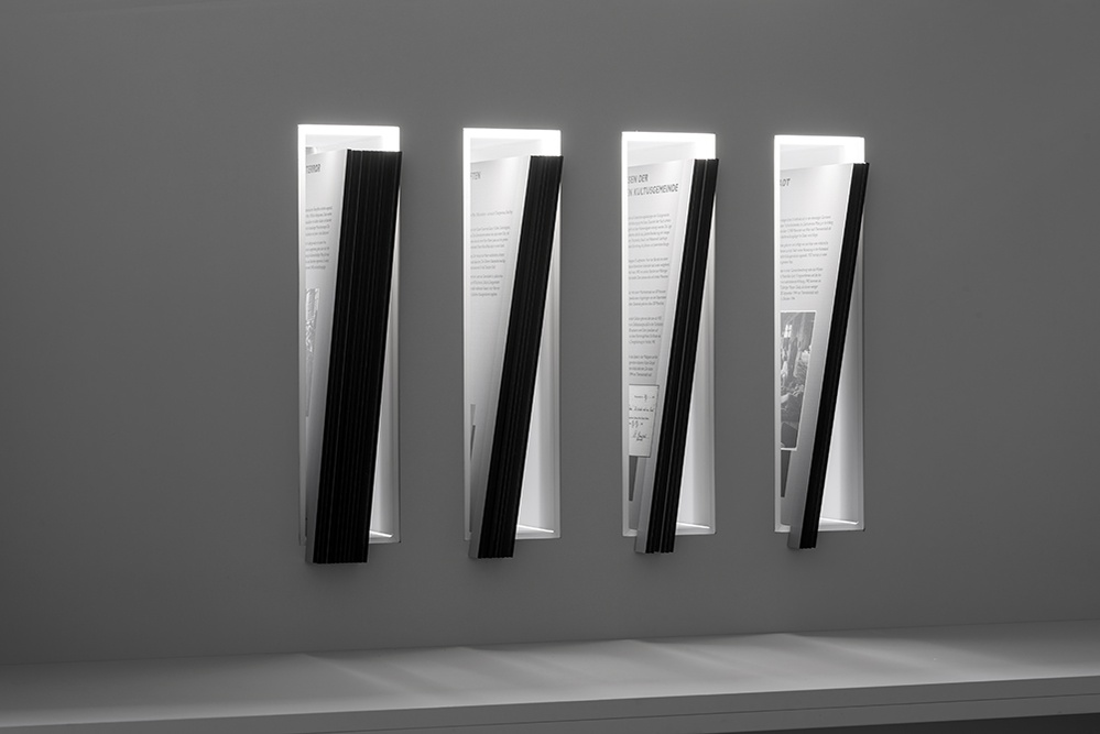 Tafeln in hinterleuchtetem Schuber &copy; Klaus Pichler