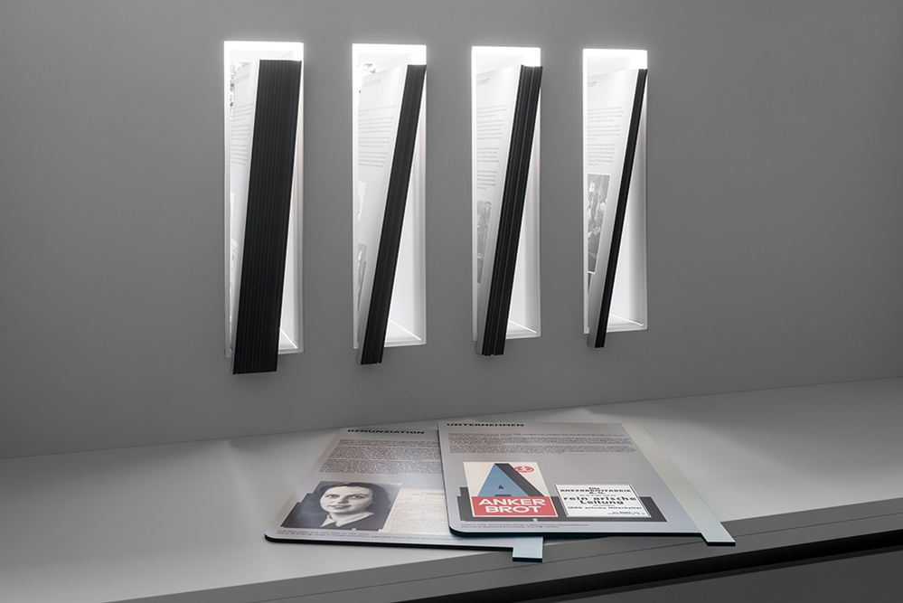 Tafeln in hinterleuchtetem Schuber, zwei Tafeln entnommen &copy; Klaus Pichler