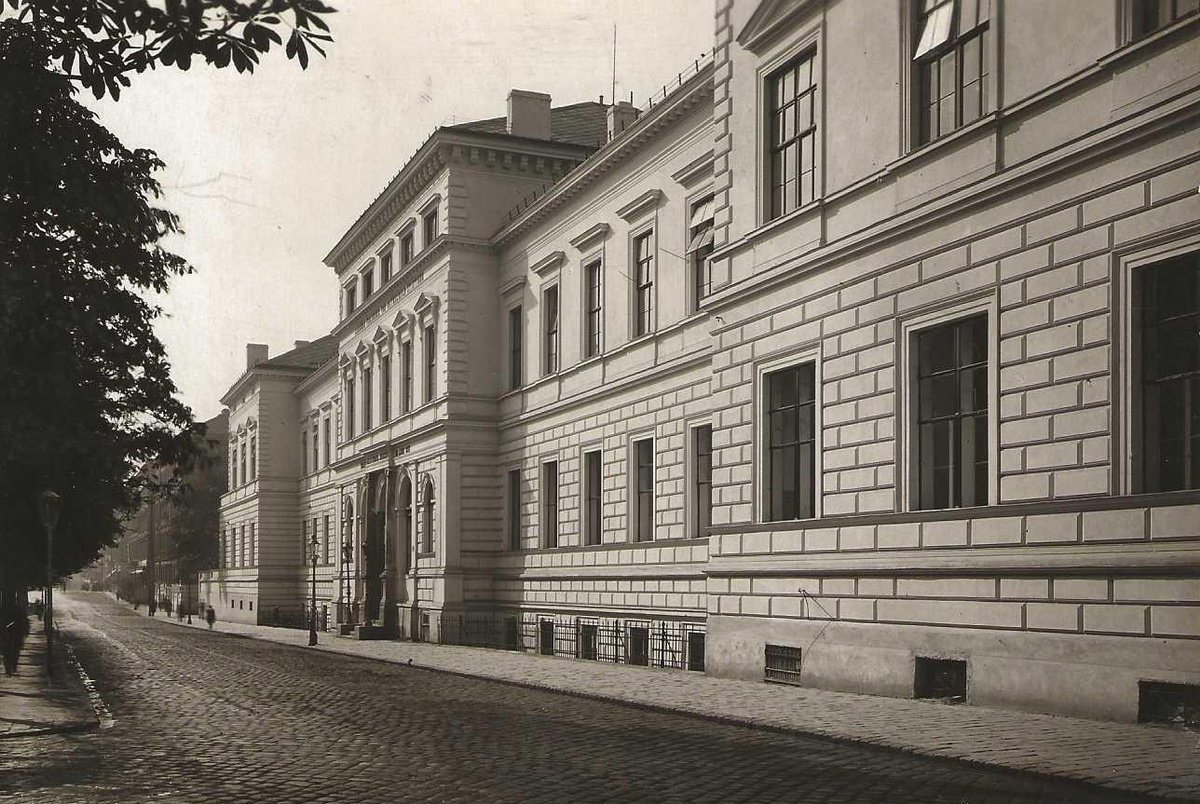 Ein langgezogener, zweist&ouml;ckiger Bau, der in drei Risalite gegliedert ist, wobei der mittlere den Haupteingang bildet und h&ouml;her ist. Davor eine Stra&szlig;e und B&auml;ume.  &copy; Archiv Bezirksmuseum W&auml;hring