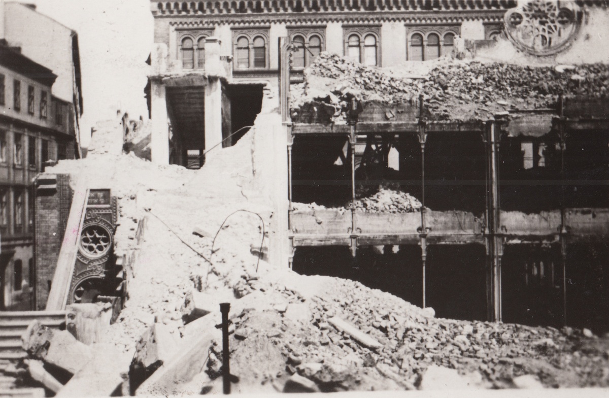 Eingest&uuml;rztes Geb&auml;ude, vor dem Schutthaufen liegen. &copy; Dokumentationsarchiv des &ouml;sterreichischen Widerstandes