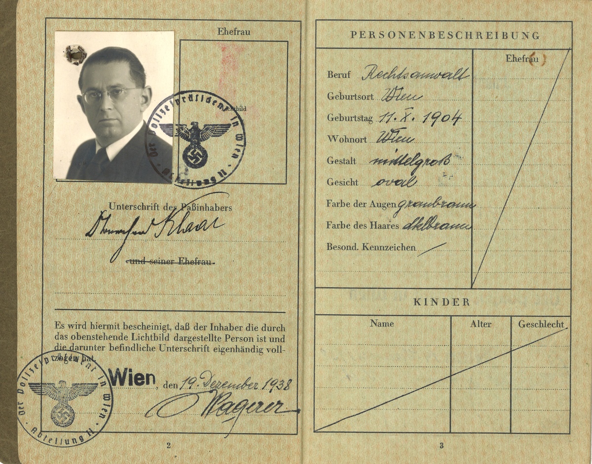 Reisepass von Bernhard Klaar mit nationalsozialistischem Stempel, Portr&auml;tfoto und Personenbeschreibung.  &copy; Helene Klaar 