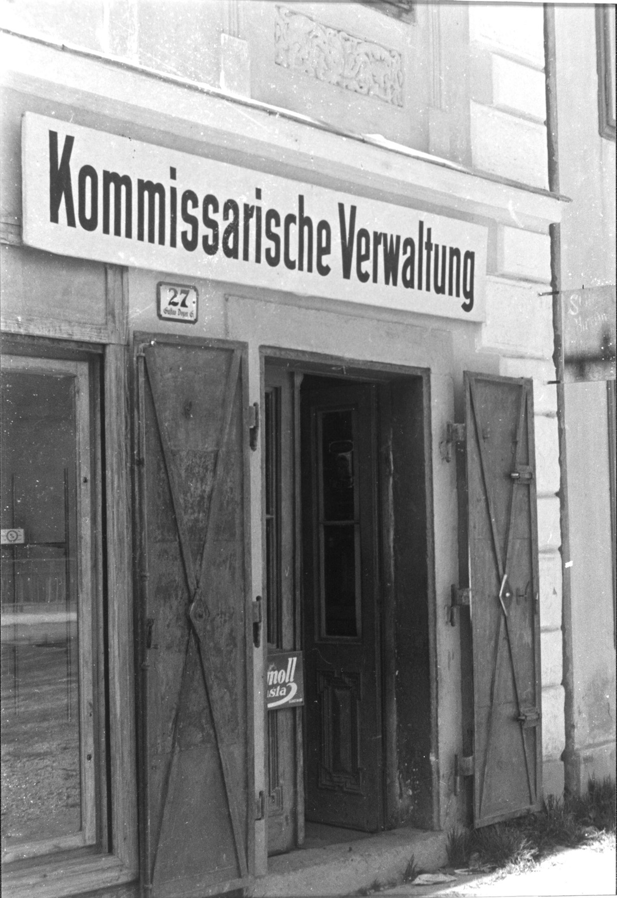 Eingang zu einem Gesch&auml;ftslokal mit der Hausnummer 27, dar&uuml;ber die Aufschrift &bdquo;Kommissarische Verwaltung&ldquo;. &copy; &Ouml;NB Bildarchiv