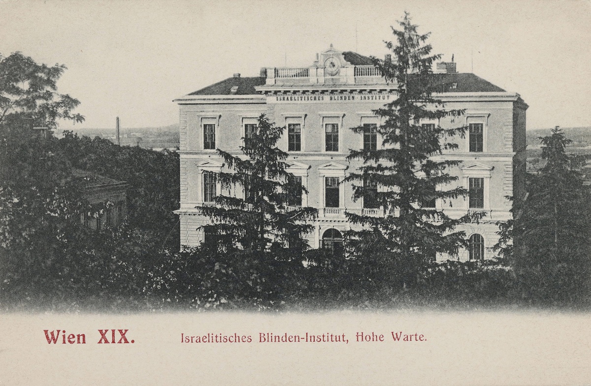 Ein dreist&ouml;ckiges Haus auf einer Anh&ouml;he, umgeben von B&auml;umen, im Hintergrund der Blick auf die darunterliegende Stadt. &copy; Wien Museum