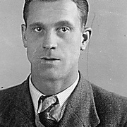 Mann in Anzug mit Hakenkreuz Pin am Sakko &copy; Deutsches Bundesarchiv