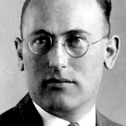 Mann mit Brille und Anzug &copy; Wikipedia