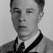 Junger Mann mit Hemd, Krawatte und Trachtenjacke in Halbprofil, Blick zur Kamera &copy; Deutsches Bundesarchiv