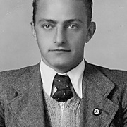 Frontalaufnahme eines jungen Mannes mit Anzug und Hakenkreuz-Pinnadel. &copy; Deutsches Bundesarchiv