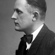 Profilaufnahme eines Mannes in Nadelstreifenanzug, wei&szlig;em Hemd und Nadelgestreifter Fliege. &copy; Deutsches Bundesarchiv